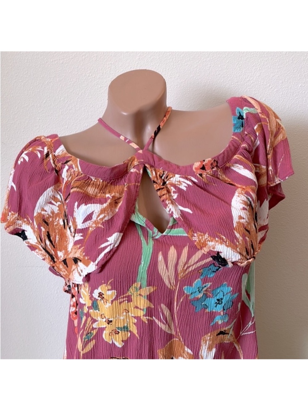 Express Cut Out Floral Short Sleeve Top
